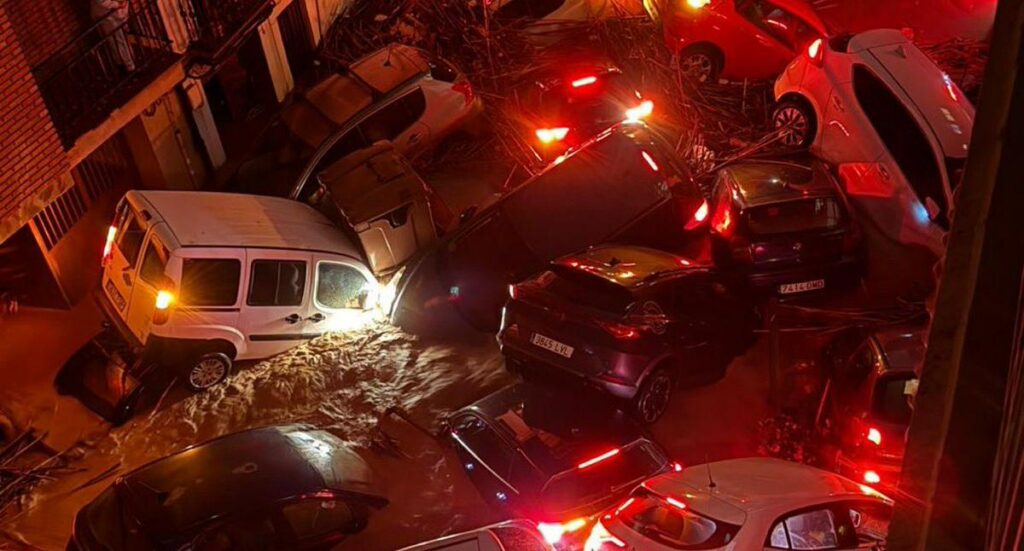 hay personas ahogadas y carros destrozados