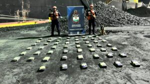 incautan 1.8 millones de dólares en cocaína en un muelle