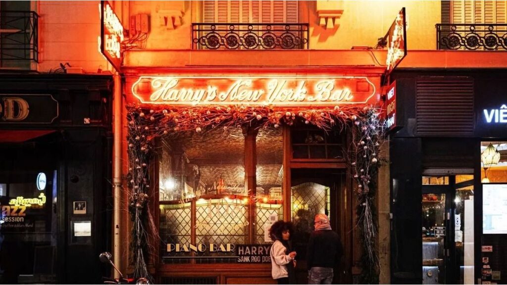 la historia del bar en París donde ya se vota como desde hace un siglo y puede anticipar el resultado