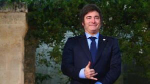 la prima de riesgo se desploma en Argentina y la inflación cae a mínimos de tres años