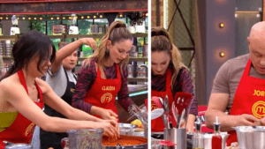 los participantes compiten contra el equipo de los chefs y Claudia Bahamón