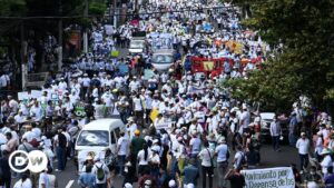 miles se unen a protestar en la ‘Marcha Blanca’ – DW – 20/10/2024