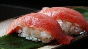 no, los nigiris en Japón no se comen al revés con el pescado tocando la lengua