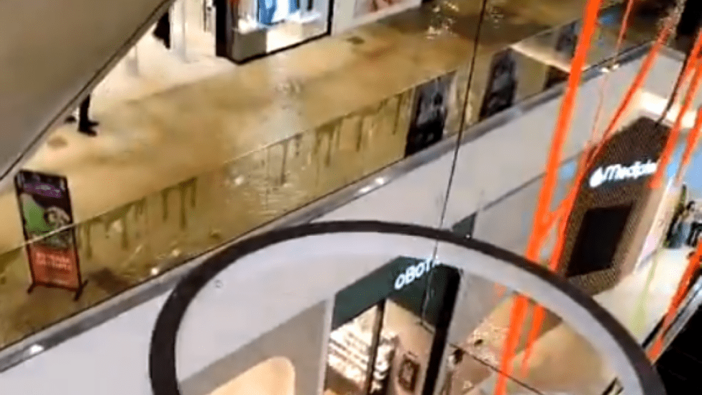 susto en dos centros comerciales de Cali por inundaciones, tras fuertes lluvias