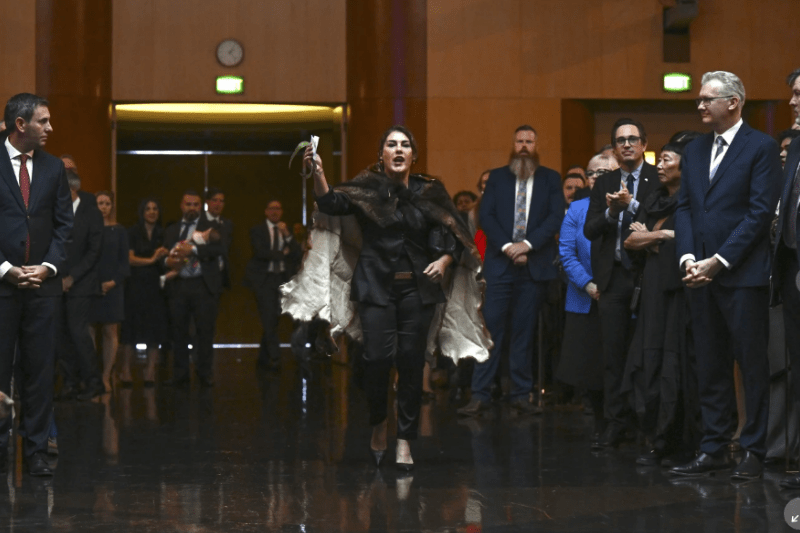 una senadora confrontó a Carlos III durante su visita al parlamento australiano (+Video)