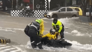video de policías en rescate a un motociclista en un arroyo