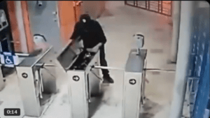 video de sujeto con actos vandálicos en estación de Transmetro