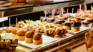 ¿Cuál es el barrio con más bares de España? La ruta de tapas definitiva que no te puedes perder