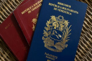 ¿Cuáles son las excepciones para los migrantes venezolanos con pasaporte vencido y que deben regresar al país?