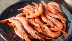 ¿Cómo cocinar gambas congeladas y que parezcan frescas?