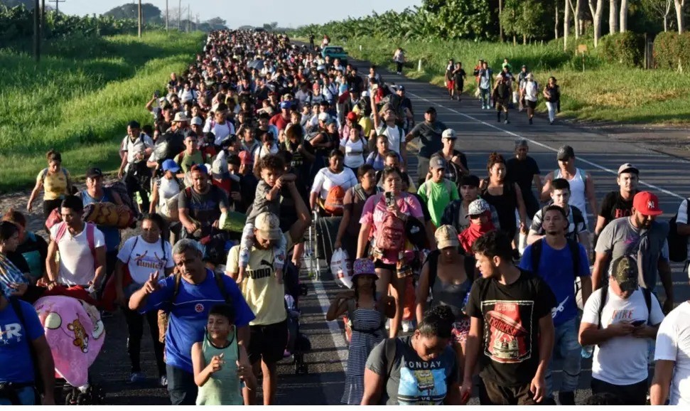 2.500 migrantes caminan hacia el norte de México desde la frontera