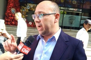 Activistas de DD. HH. acompañan a Óscar Murillo a a citación del Cicpc