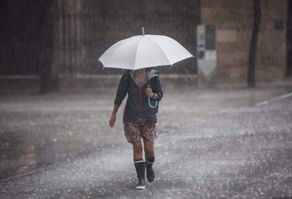 Aemet activa el aviso rojo por lluvias en todo el litoral de la provincia de Valencia este miércoles y jueves