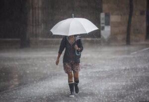 Aemet activa el aviso rojo por lluvias en todo el litoral de la provincia de Valencia este miércoles y jueves