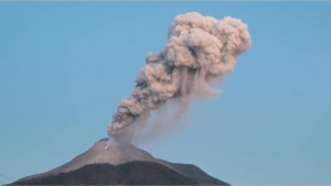 Alerta en Indonesia por la erupción del volcán Lewotobi: murieron nueve personas