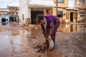 Alertan del riesgo de leptospirosis y tetanos entre afectados por la DANA, ¿cómo se contraen? ¿qué síntomas tienen?