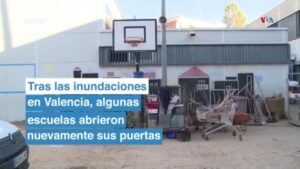 Algunas escuelas abren en Valencia tras inundaciones, muchos aún no pueden ir a clases
