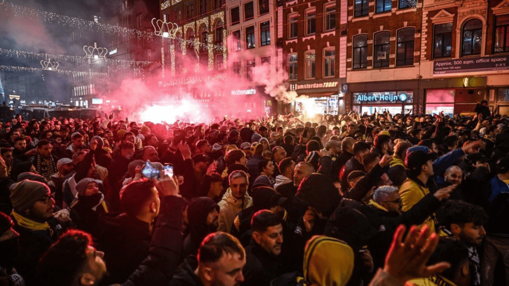 Ámsterdam prohibió las protestas tras ataque de escuadrones antisemitas contra hinchas israelíes