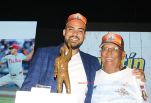 Anthony Santander recibió su premio Luis Aparicio 2024