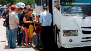 Anuncian aumento del pasaje mínimo en Venezuela
