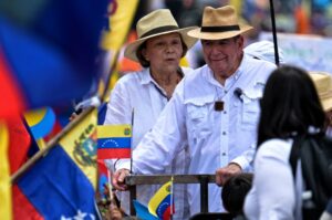 Edmundo González Urrutia y su esposa Mercedes López llegan a Madrid