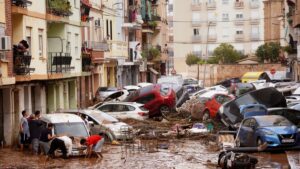 Ascienden a 95 los muertos en devastadoras inundaciones en España