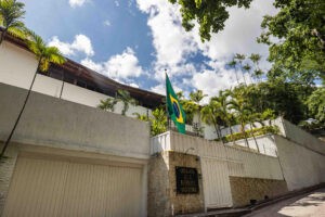 Asedio contra embajada argentina en Caracas se mantiene, denuncia Urruchurtu