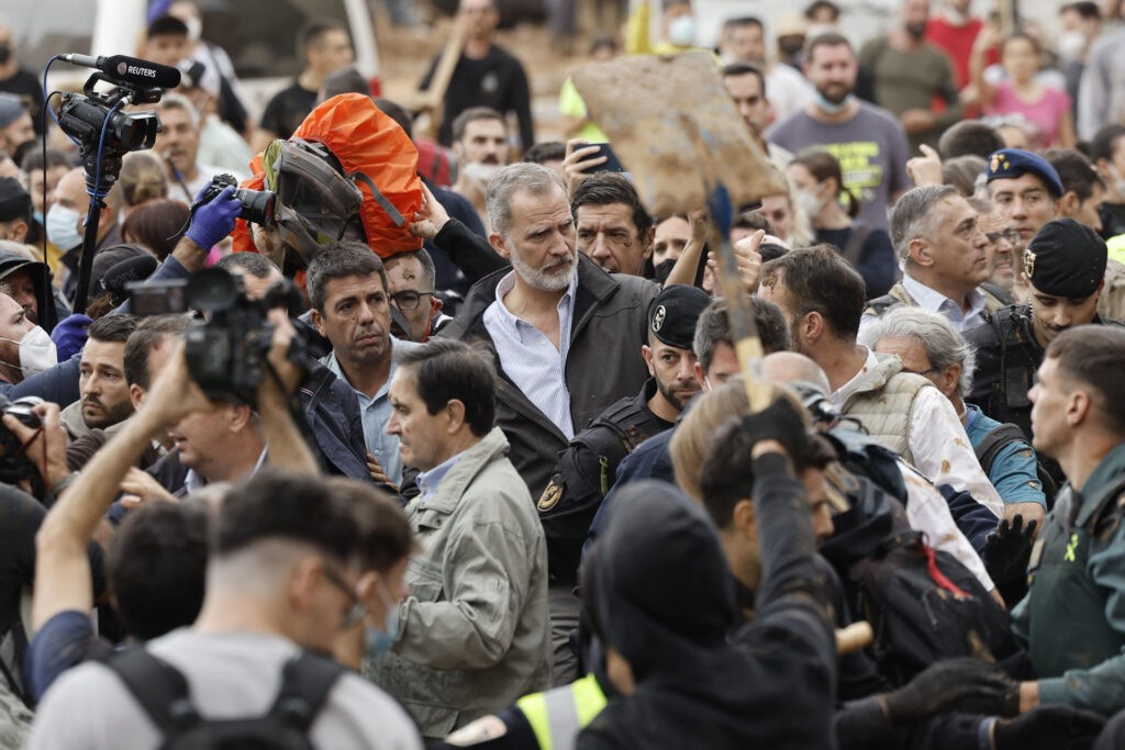 «Asesinos, asesinos»: el Rey Felipe VI calma a los vecinos de Paiporta mientras Pedro Sánchez abandona la comitiva - AlbertoNews
