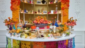 Así es el menú gastronómico de México y el Altar de Muertos que puedes visitar gratis en el Hotel Ritz