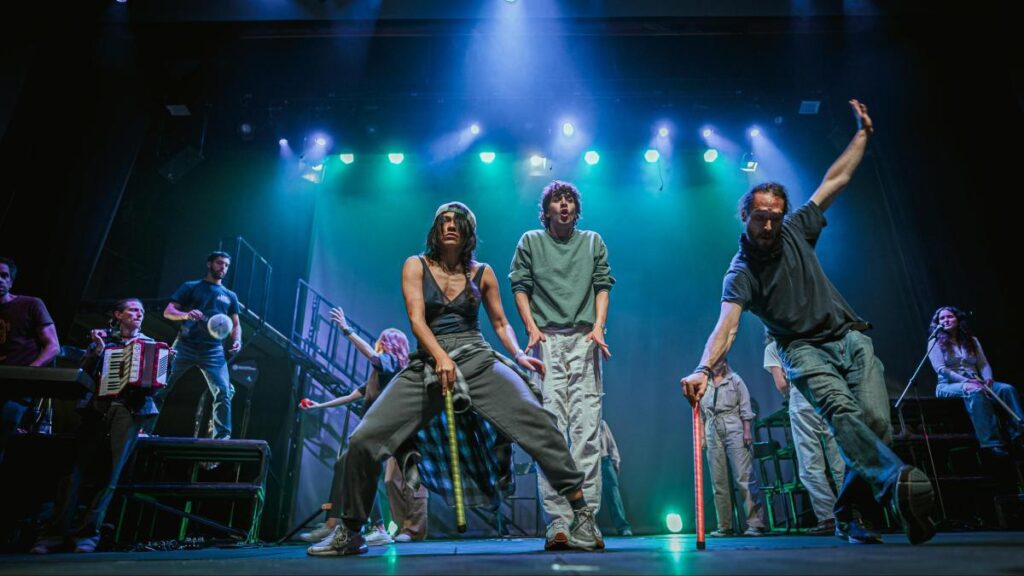 Así es el soundpainting, el arte que fusiona actores, músicos, técnicas de circo y bailarines en una sola obra de teatro
