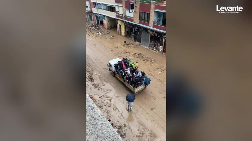 Así escapan los voluntarios de la zona cero de la DANA ante la nueva alerta meteorológica