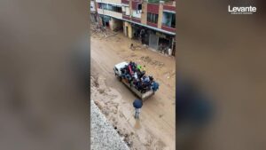 Así escapan los voluntarios de la zona cero de la DANA ante la nueva alerta meteorológica