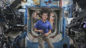 Astronauta de la NASA varada en la EEI aclara rumores sobre su salud