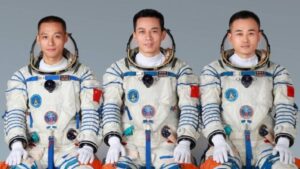 Astronautas chinos regresan a la Tierra tras estancia de seis meses en estación espacial
