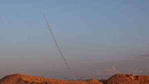 Ataque de Hezbolá deja cinco muertos en norte Israel mientras enviados EEUU presionan por tregua
