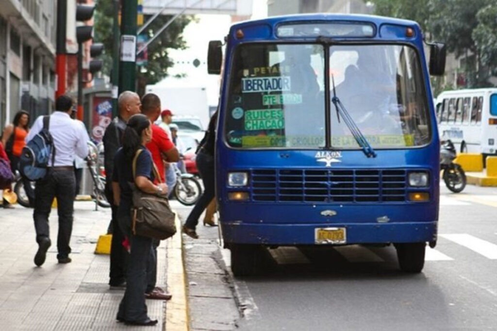 Aumento de pasaje en Caracas representaría un golpe para la tercera edad, según Carpio