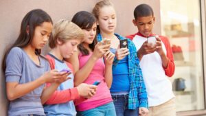 Australia busca prohibir el acceso a las redes sociales a los menores de 16 años