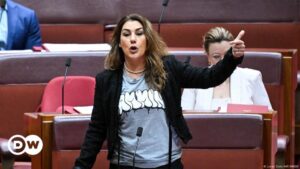 Australia censura a Lidia Thorpe por criticar a Carlos III – DW – 18/11/2024