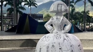 Baseball, petróleo, guacamayas y paisajes de Venezuela forman parte de las Meninas que se exhiben Caracas