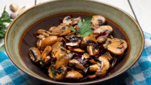 Boletus al ajillo, una receta barata para terminar la temporada de setas