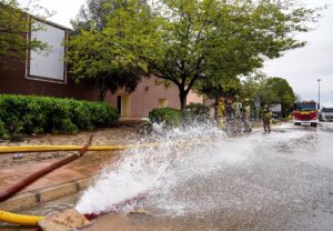 Bomberos y policías van concluyendo los trabajos en los parkings de Bonaire y MN4, sin víctimas mortales