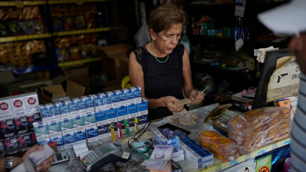 Canasta alimentaria cuesta $539. Ecuador reconoce a González.