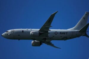 China despliega fuerzas por paso de avión estadounidense
