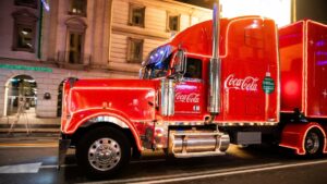 Coca-Cola reemplaza por primera vez su icónico anuncio navideño con una obra de IA - AlbertoNews