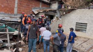 Colapso de un muro deja dos mujeres fallecidas en Caricuao