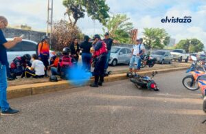 Colisión moto - vehículo deja dos menores de edad y un adulto lesionados en la Av. Jesús Subero