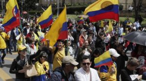 Colombianos salen a la calle a protestar contra gobierno de Petro