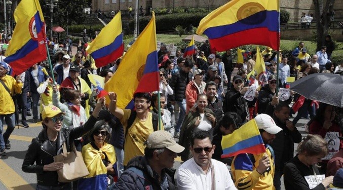 Colombianos salen a la calle a protestar contra gobierno de Petro