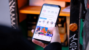 Cómo usar el sticker Revelar de Instagram, la nueva función para publicar historias secretas