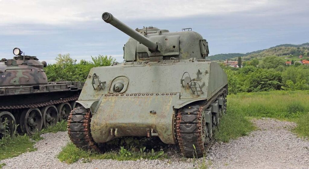 Compró un tanque viejo en eBay y al abrir el depósito se quedó sin palabras con el tesoro que había dentro